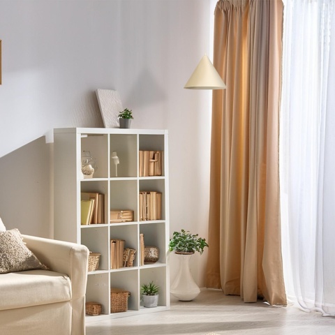 Aranżacja CAPITAL CREAMY 32cm obok białego regału i jasnego fotela