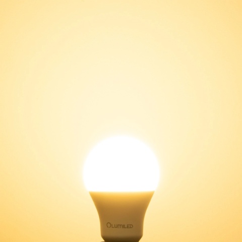 Widok zestawu 6 żarówek LED E27 13 W 3000 K
