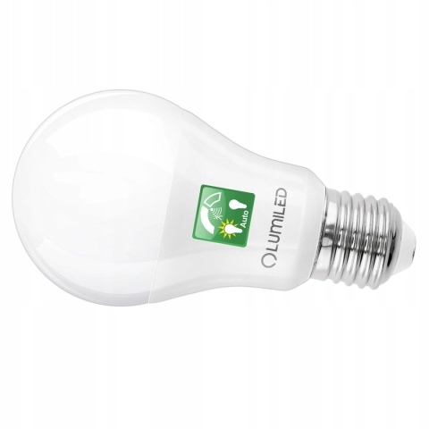 Zbliżenie na żarówkę LED E27 10 W 4000 K