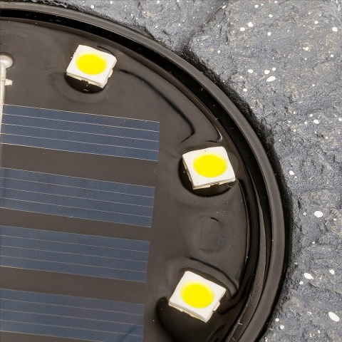 Diody LED i panel fotowoltaiczny lampki solarnej Rock – zbliżenie