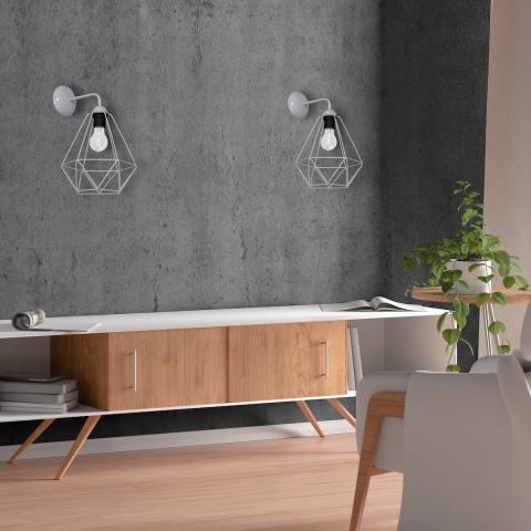 Dwa kinkiety BASKET GRAY nad drewnianą komodą na szarej ścianie