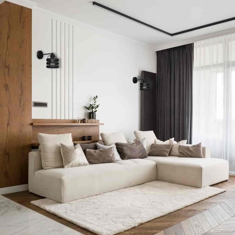 Czarne kinkiety LARS w jasnym salonie z drewnianymi detalami
