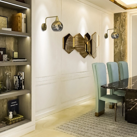 Kinkiety MONTE GOLD w jadalni przy regale