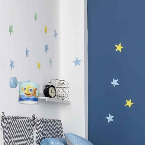 Kinkiet RYBKA MiniMini E27 - aranżacja w pokoju dziecięcym ze ścianą w gwiazdki