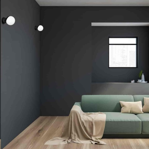 Kinkiet SFERA BLACK E14 - dwa kinkiety na ciemnej ścianie salonu