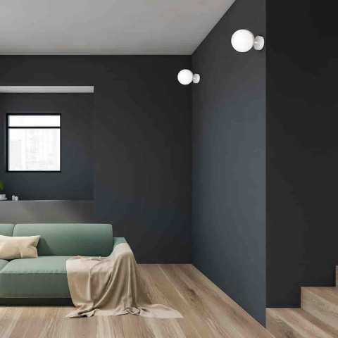 Kinkiet SFERA WOOD E14 - aranżacja na ciemnej ścianie salonu