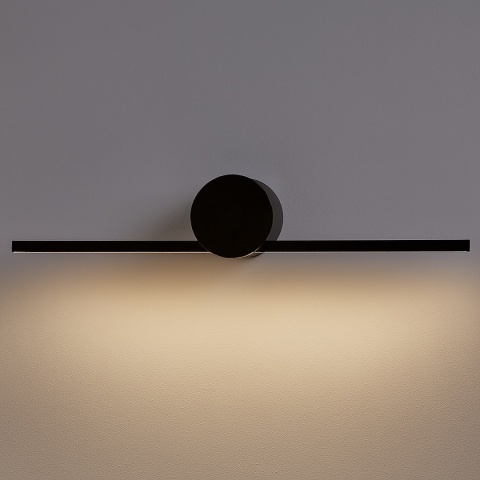 Kinkiet ARTIST czarny 6W LED 40cm - podłużna oprawa z włączonym światłem na ścianie