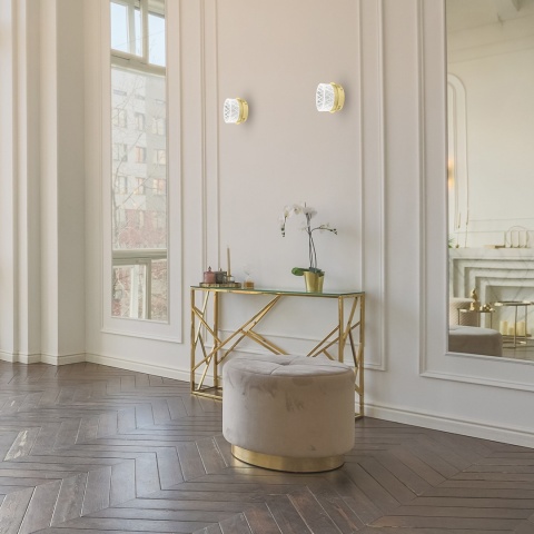 Dwa kinkiety ELEGANCE nad konsolą - aranżacja jasnego wnętrza