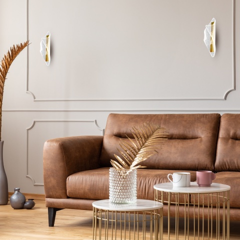 Kinkiety LARGO LED nad brązową sofą w salonie