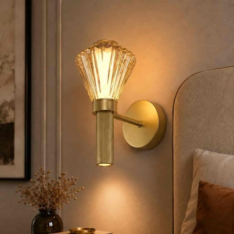 Kinkiet PADRE GOLD LED 8W - zbliżenie włączonego kinkietu na ścianie
