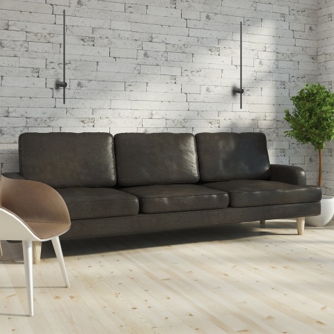 Kinkiet SWING czarny LED 8W - dwa kinkiety nad ciemną sofą na ścianie z cegły
