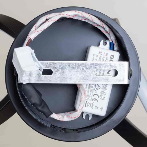 Kinkiet TESORO BLACK LED 15W - widok wnętrza podstawy i elementów montażowych