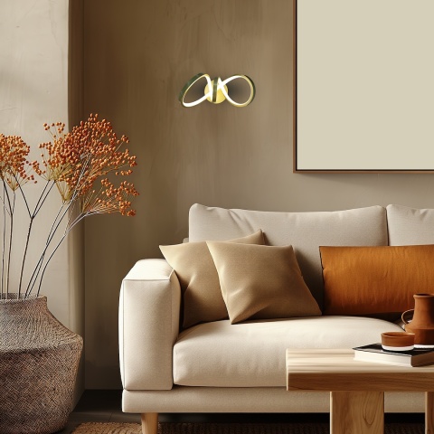 Kinkiet TESORO GOLD LED 15W - montaż obok jasnej sofy