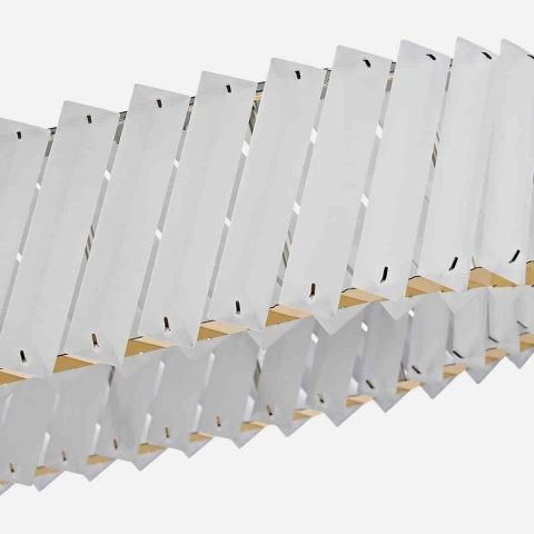Złota rama i jasne elementy klosza lampy DELUXE 120 cm – zbliżenie