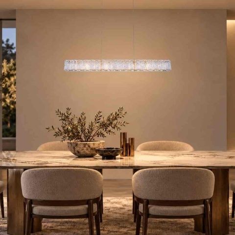 Podłużna lampa KINGDOM 97cm nad stołem na tle beżowej ściany